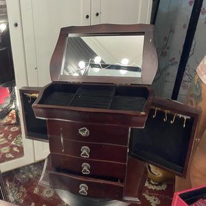 Jewelry box